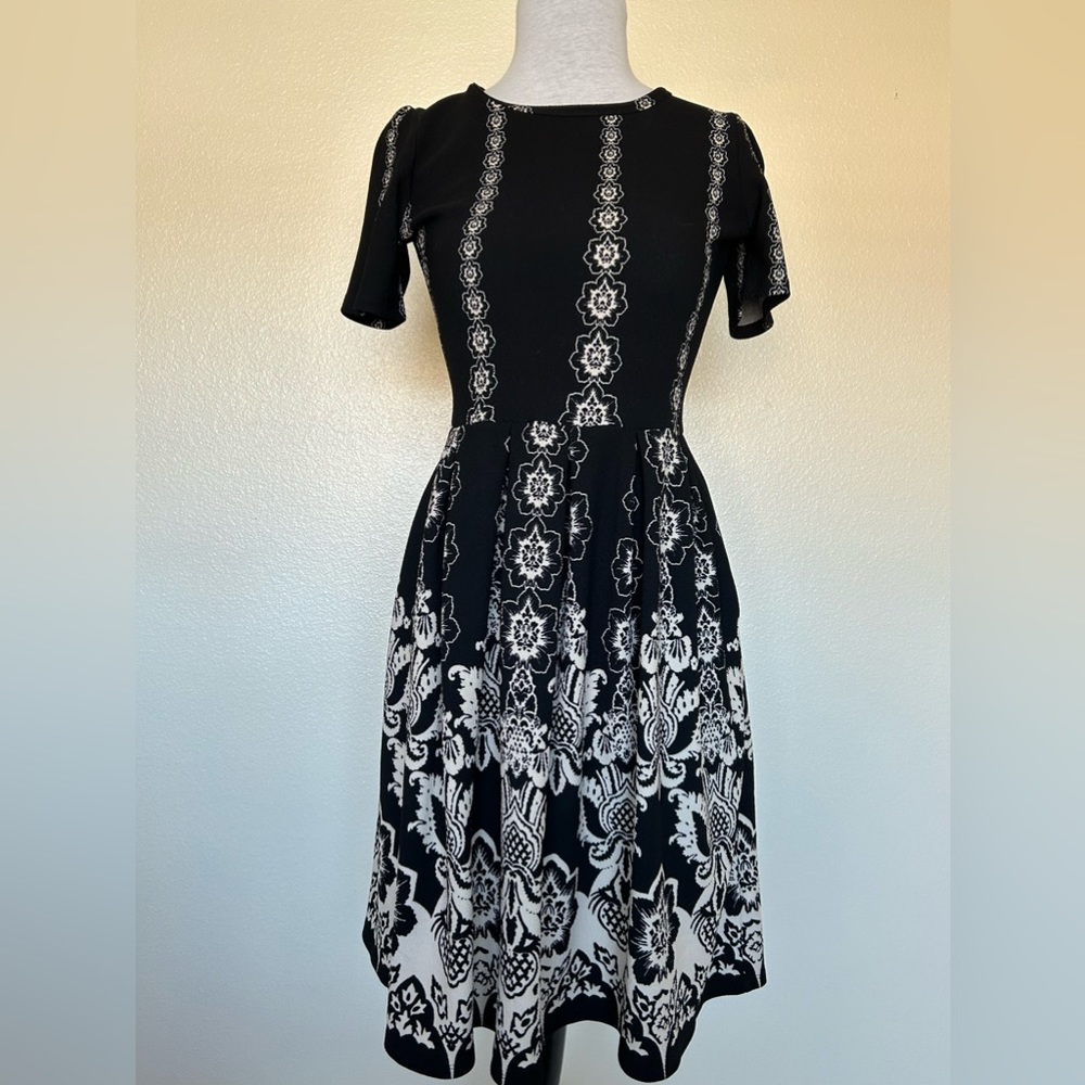 Preowned Lularoe dress S
Pleated front